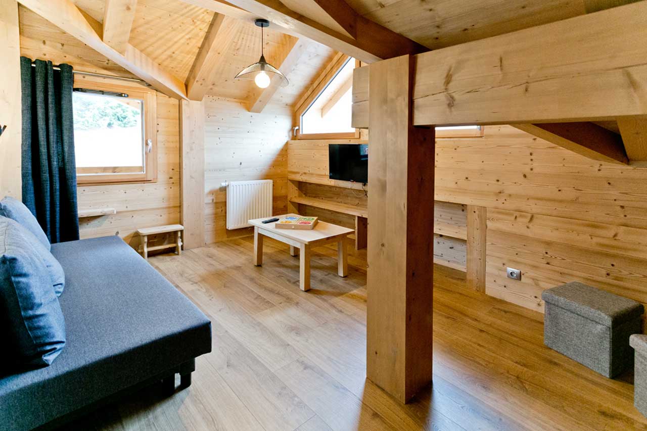 espace pour jouer ou regarder la télé en toute quiétude chalet en bois entièrement neuf pour la location