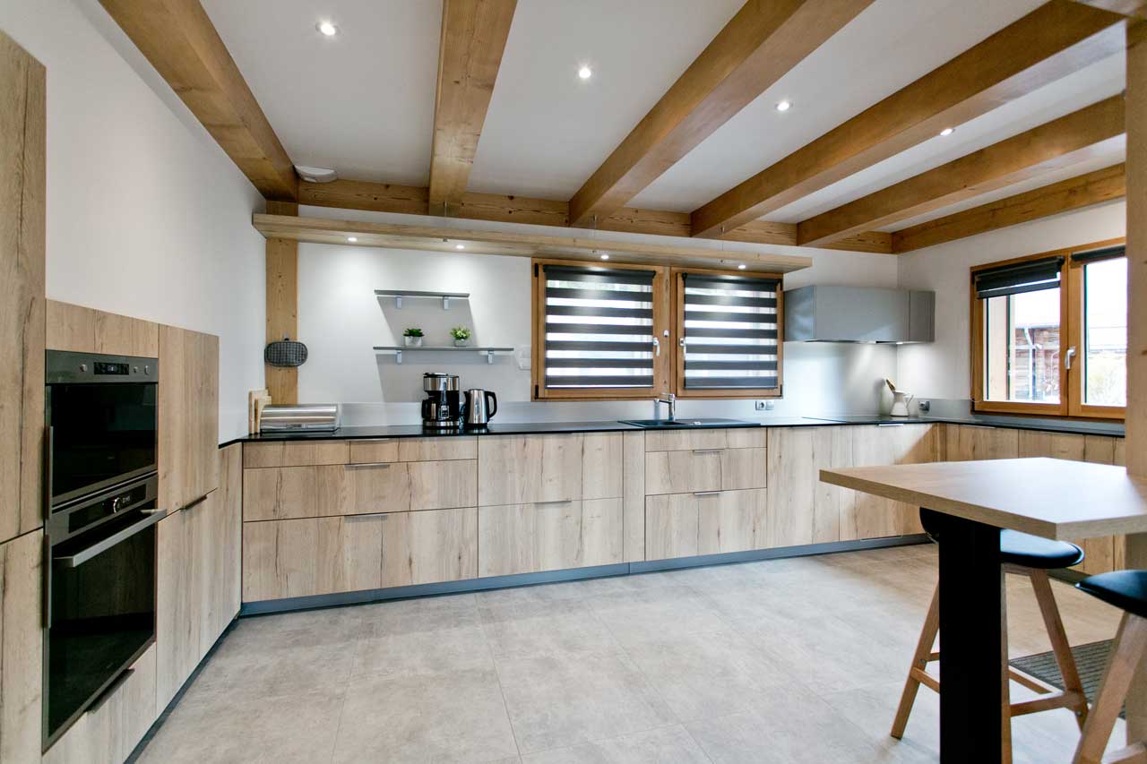 cuisine moderne neuve avec plaque vitro céramique élément de cuisine performants frigo four congélateur