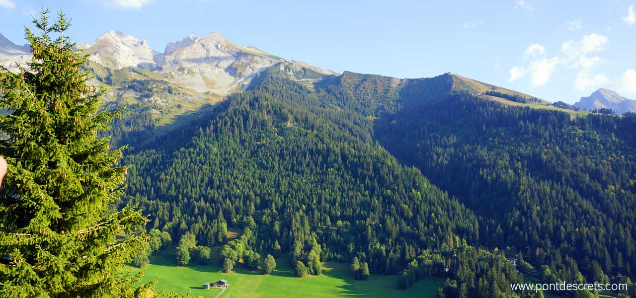 à louer très beau chalet 5 chambres entièrement neuf exposition sud face à la chaine des Aravis à la Clusaz photo arvimedia