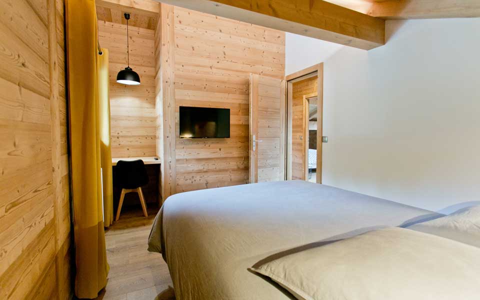 Chambre 1 grand lit 2 personnes avec télévision nombreux rangements petit bureau, loueur particulier Yves Agnellet