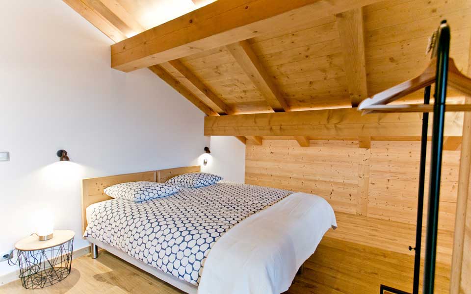 Chambre à l'étage spacieuse et lumineuse porte fenêtre accès balcon