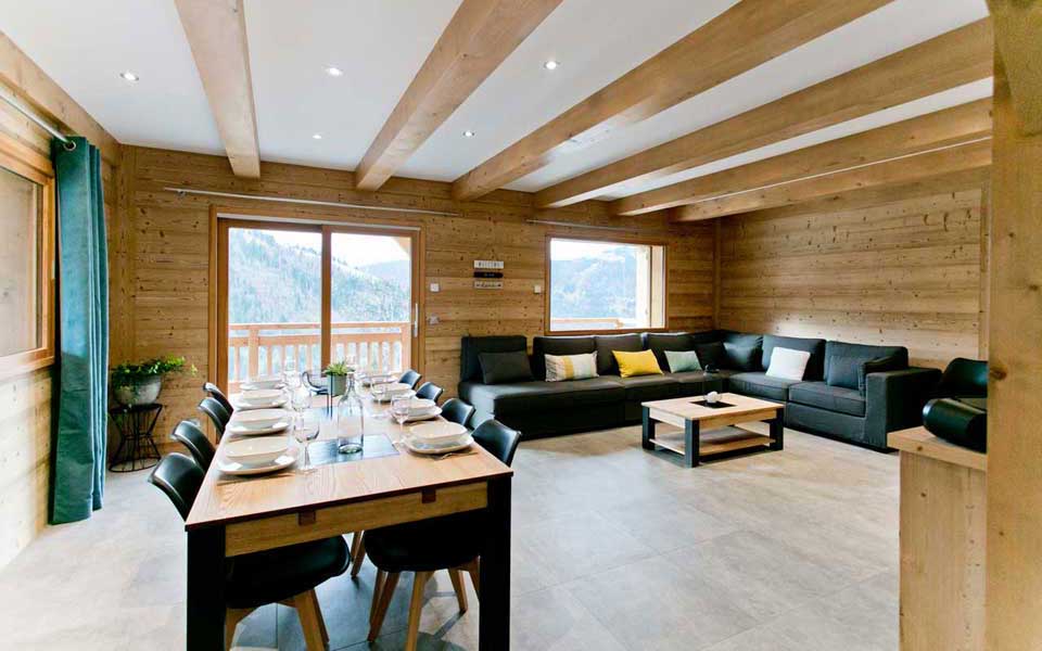 accès au premier étage par des escalalier en bois depuis le couloir du chalet le pont des crêts yves agnellet location chalet 9 personnes