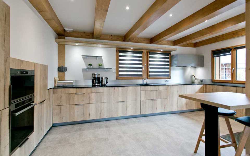 Cuisine sobre et fonctionnelle, entièrement équipée de matériel haut de gamme pour un confort d'utilisation optimal