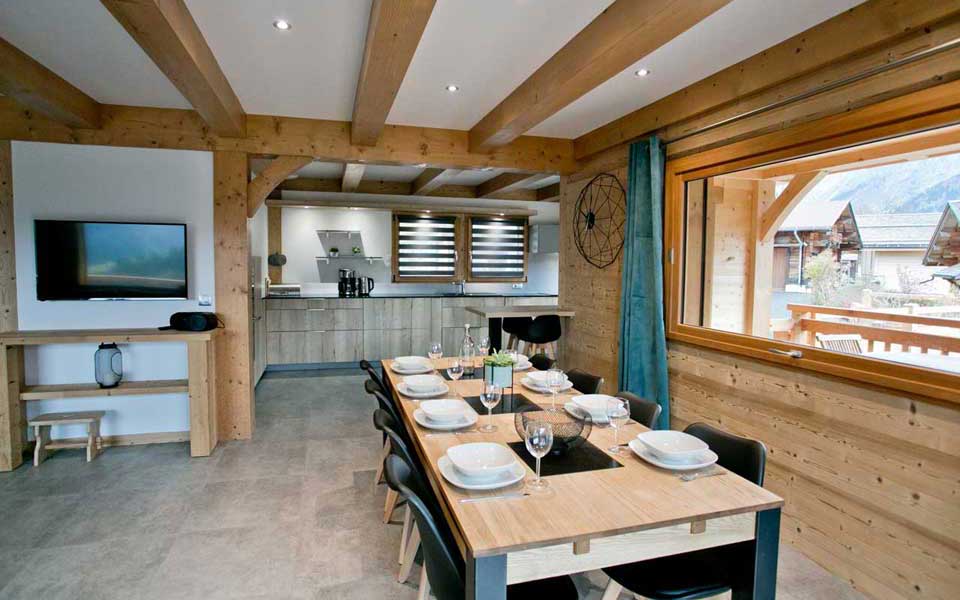 grande pièce à vivre salon salle à manger et cuisne américaine