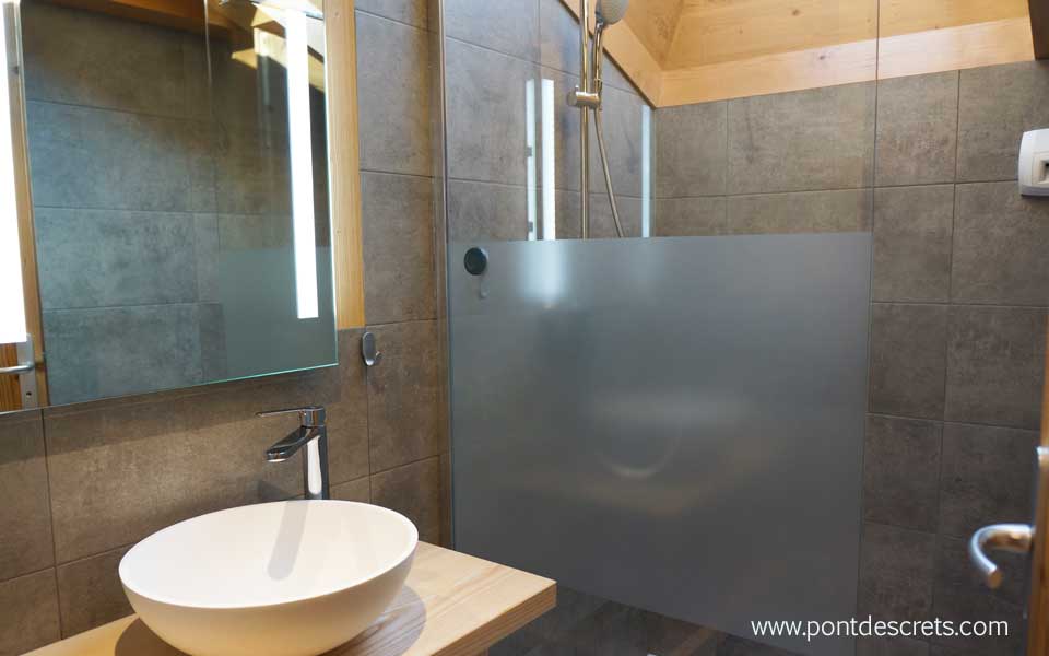 Salle de bain commune située à l'étage, équipement moderne inondée de lumière par le vélux