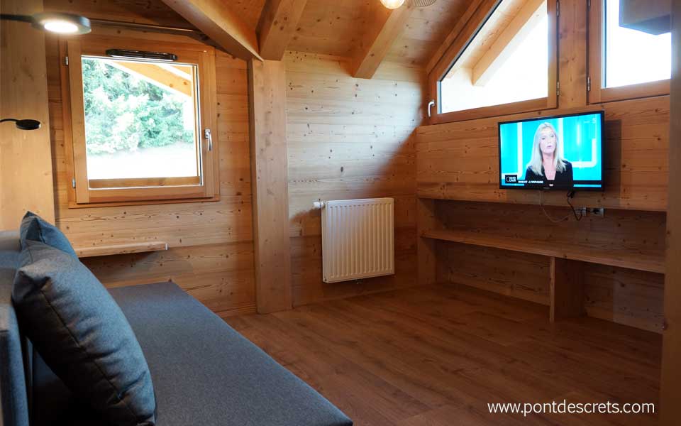 Salon télé espace de détente salle de jeux situé à l'étage, lumineux et cocoon