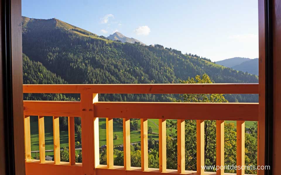 Balcon de la chambre 3 couchages accès porte fenêtre vue sur les Aravis et le plateau de Beauregard