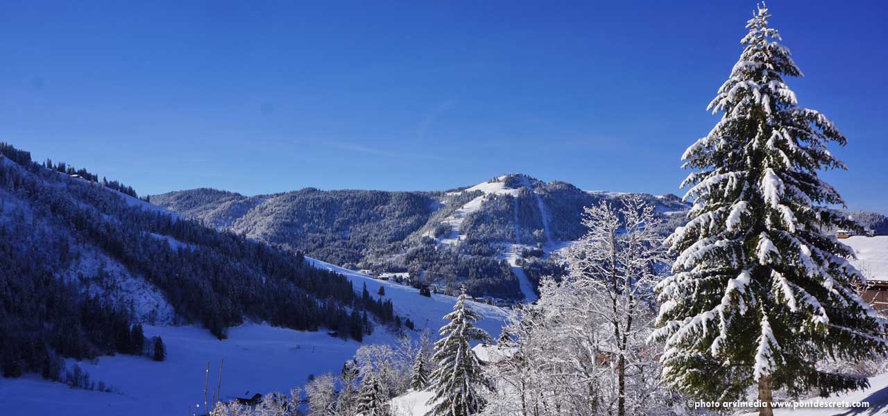 à louer très beau chalet 5 chambres entièrement neuf exposition sud face à la chaine des Aravis à la Clusaz Haute Savoie photo arvimedia